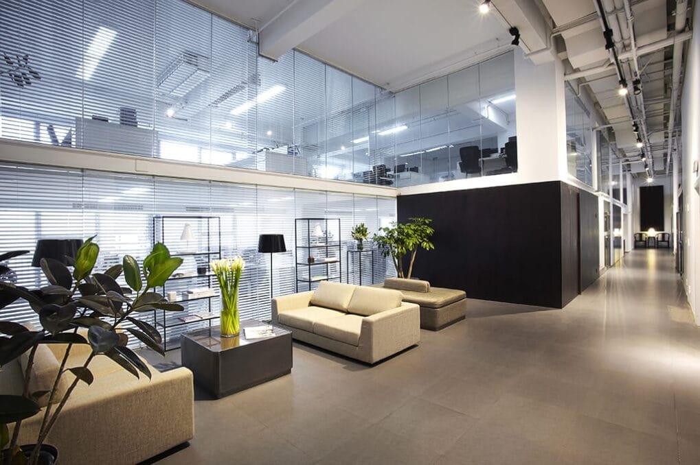 Ruimte voor ontspanning en ontmoetingen in modern kantoor design