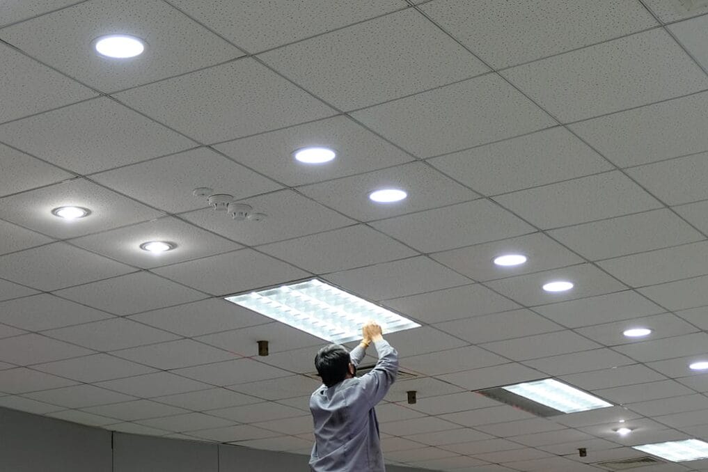 Onderhoud plafondpanelen verlichting