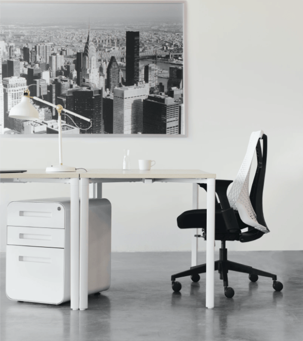De juiste zithouding aan het bureau begint met meubilair.