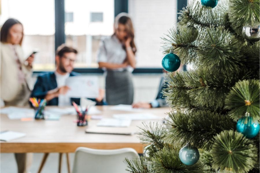 Kerstboom als kerstversiering op kantoor
